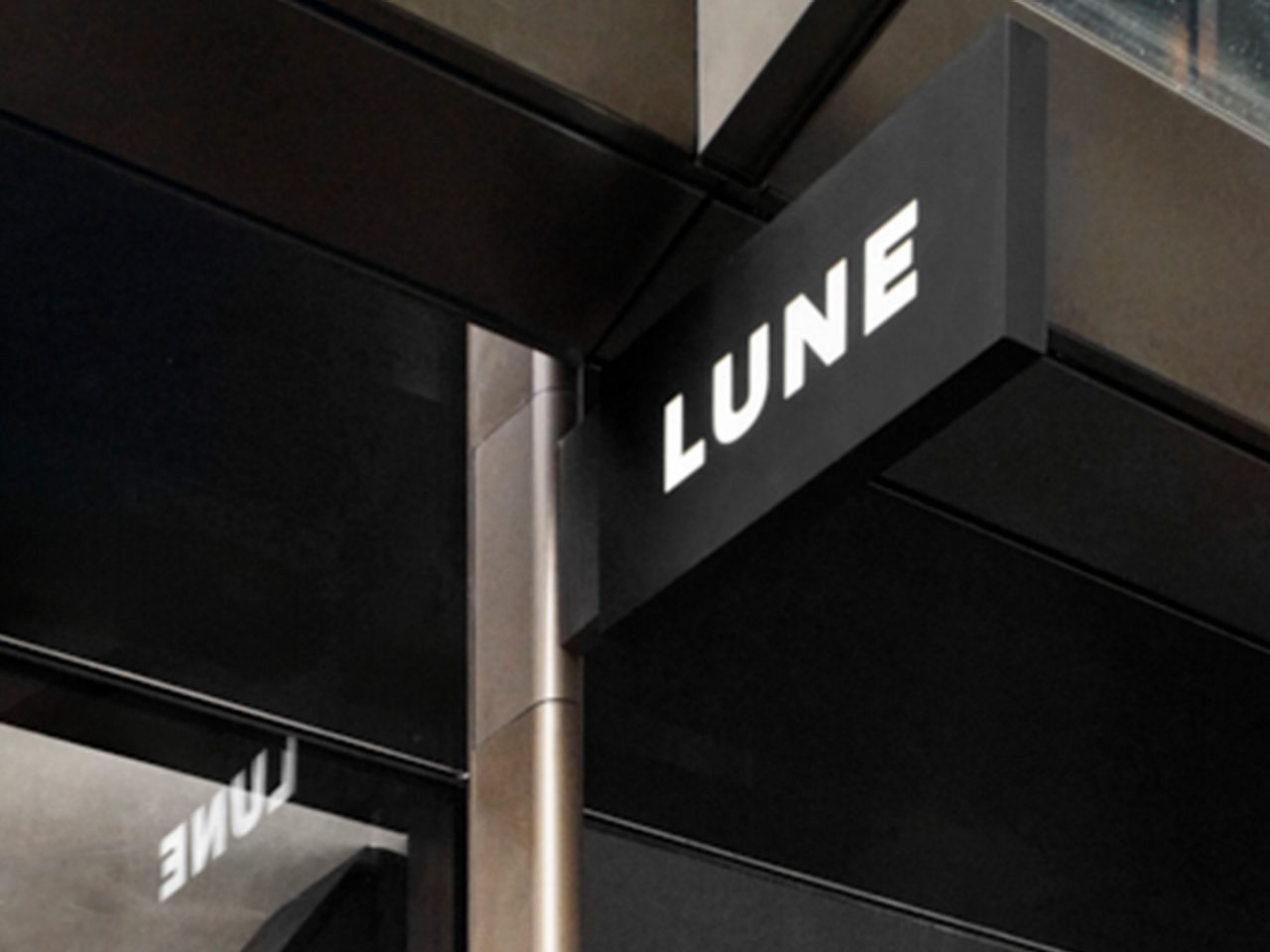 Lune signage