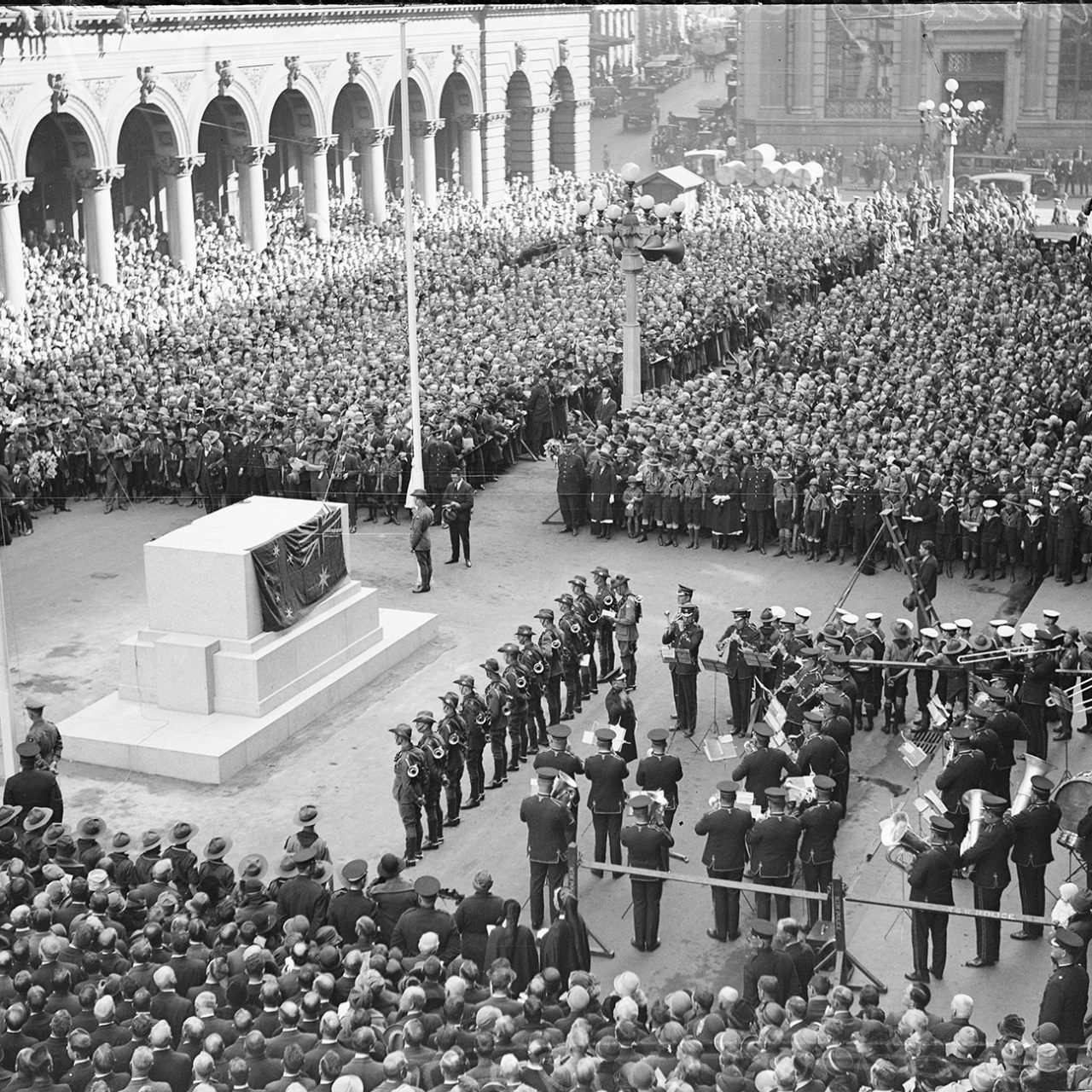 Black and white image of crowds gathering for the unveiling of the Cenotaph in Martin Place